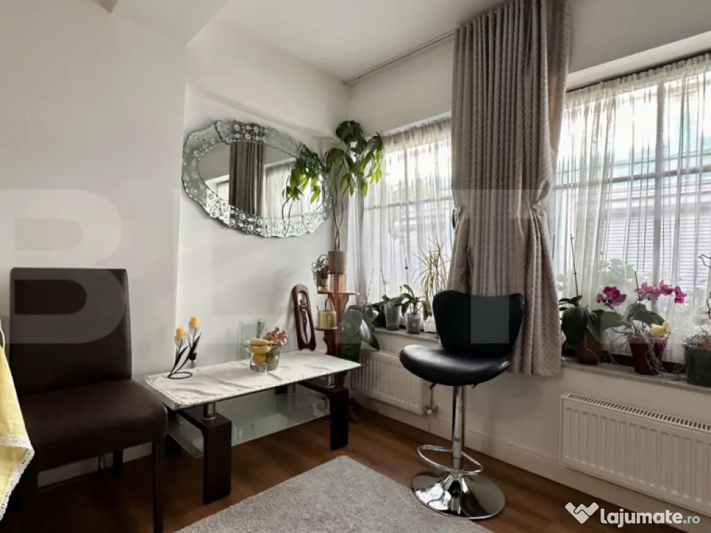 Apartament cu 3 camere și 2 băi, curte comuna, centrală p