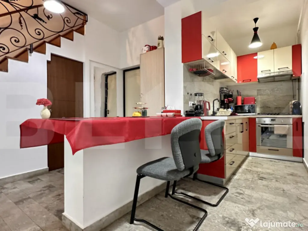 Apartament cu 3 camere și 2 băi, curte comuna, centrală p