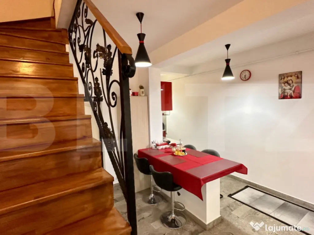 Apartament cu 3 camere și 2 băi, curte comuna, centrală p