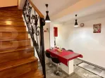 Apartament cu 3 camere și 2 băi, curte comuna, centrală p