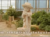 Statuetă băiat cu hârleț, galben patinat, model S60. 