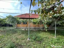 Doua casa de vanzare, teren intravilan 1773 mp, zona Stoloja