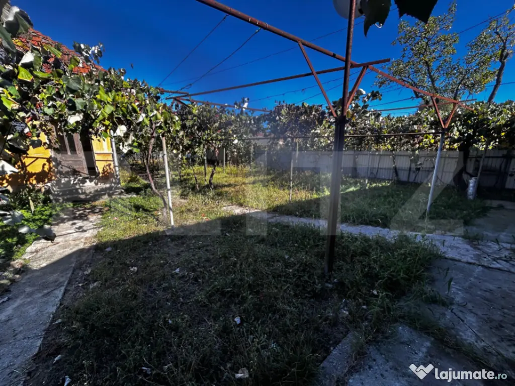 Doua casa de vanzare, teren intravilan 1773 mp, zona Stoloja