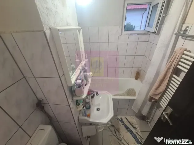 Apartament cu 3 camere de vanzare in Campina - Zona Cuza