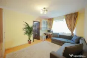 De vânzare apartament cu 3 camere, etajul 1, Strada Bors... 
