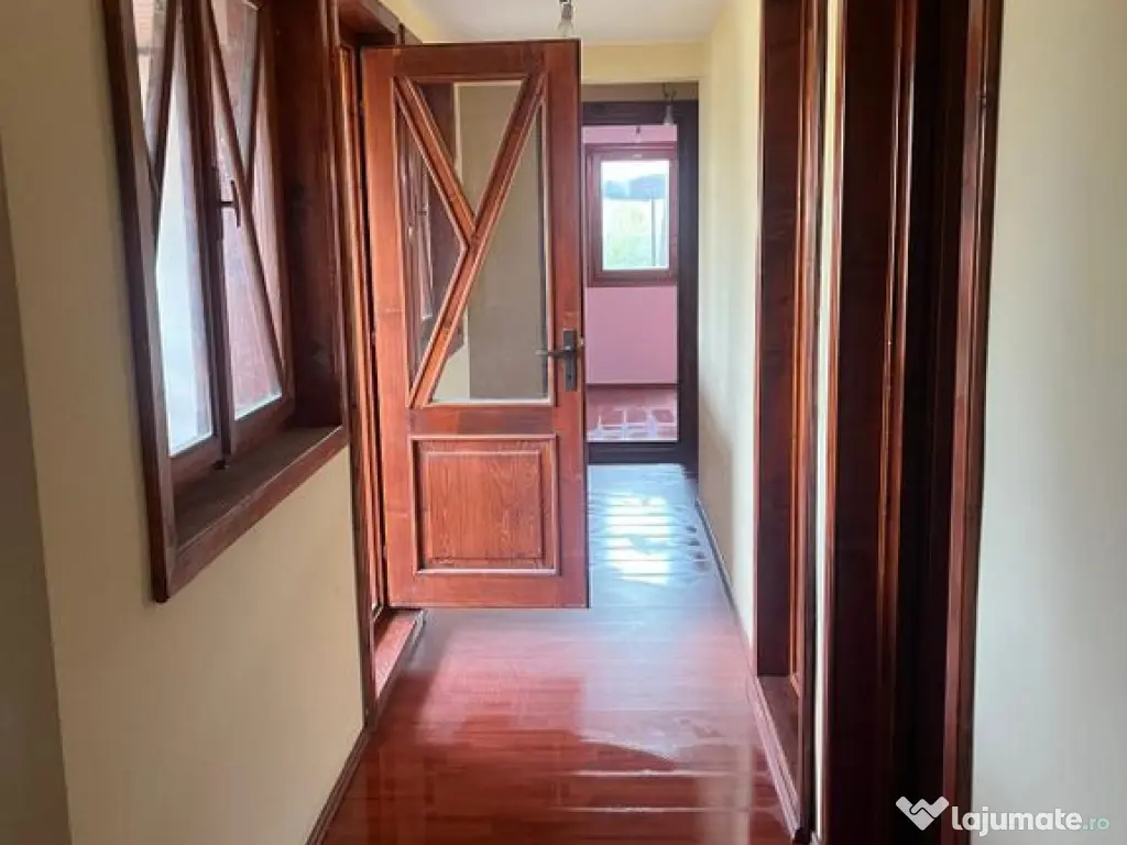 Casă complet renovată, pentru locuință sau pensiune t...