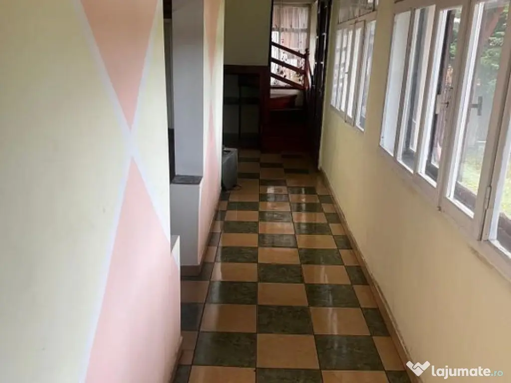 Casă complet renovată, pentru locuință sau pensiune t...