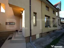 Casă spațioasă cu 2 corpuri , 300 mp– ideală pentru 2