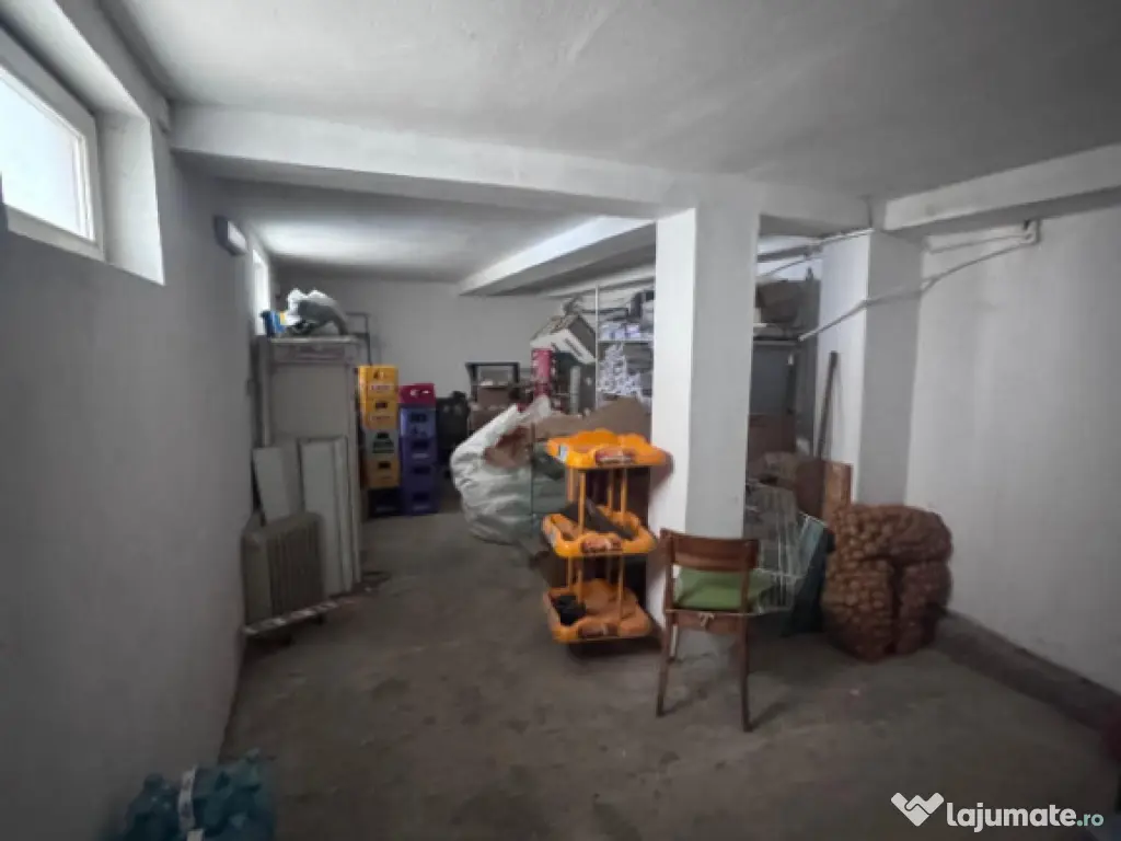 Spatiu comercial, vitrina la strada, 140mp, Radauti