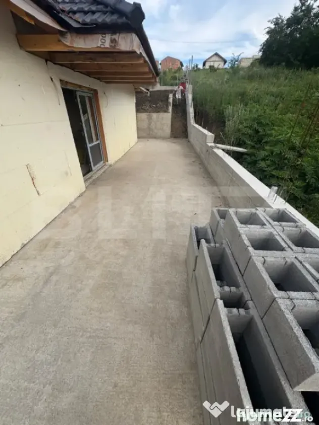 Casa moderna pe parter, semifinisata, teren 500 mp – Apahi