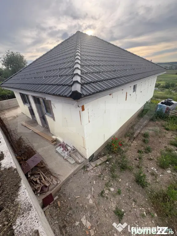 Casa moderna pe parter, semifinisata, teren 500 mp – Apahi
