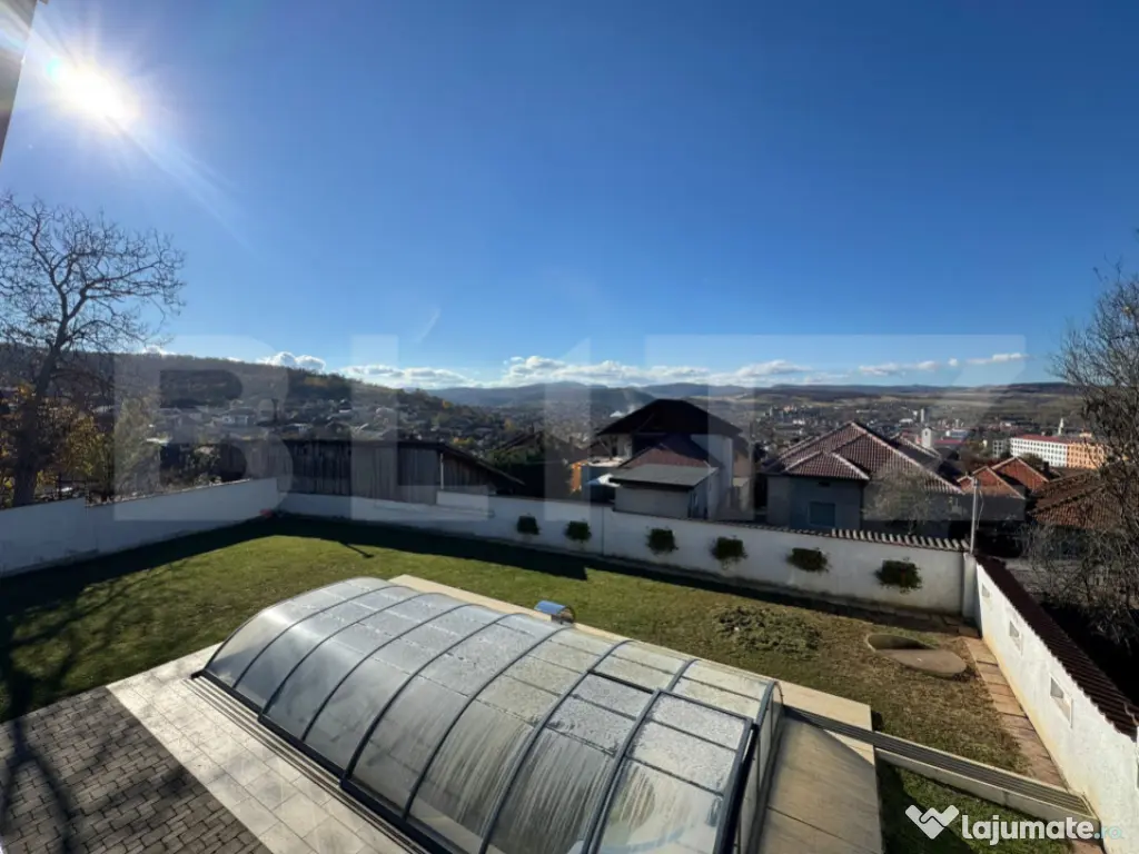 Casă cu 3 camere în Hunedoara – priveliște, piscină ș