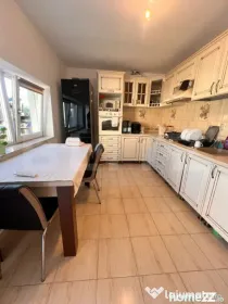 Casă cu 3 camere în Hunedoara – priveliște, piscină ș
