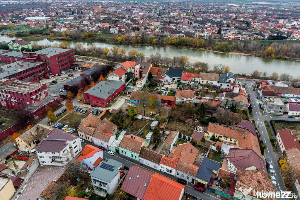 PREȚ REDUS! Casă cu teren de 750 mp, pe Malul Mureșului