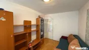 Apartament cu 4 camere de vânzare și boxă 12 mp zonă ...