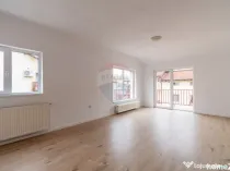 Apartament renovat cu 2 camere + loc de parcare de vanzar...