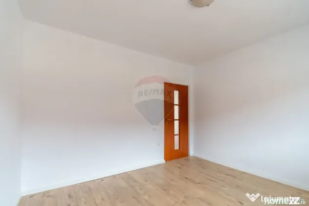 Apartament renovat cu 2 camere + loc de parcare de vanzar...
