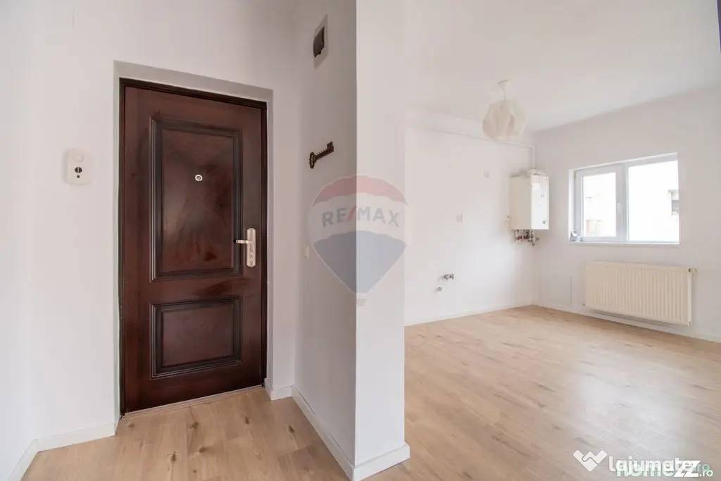 Apartament renovat cu 2 camere + loc de parcare de vanzar...