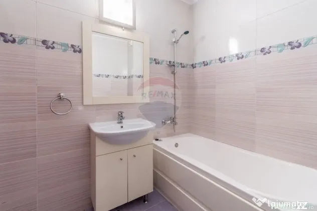 Apartament renovat cu 2 camere + loc de parcare de vanzar...