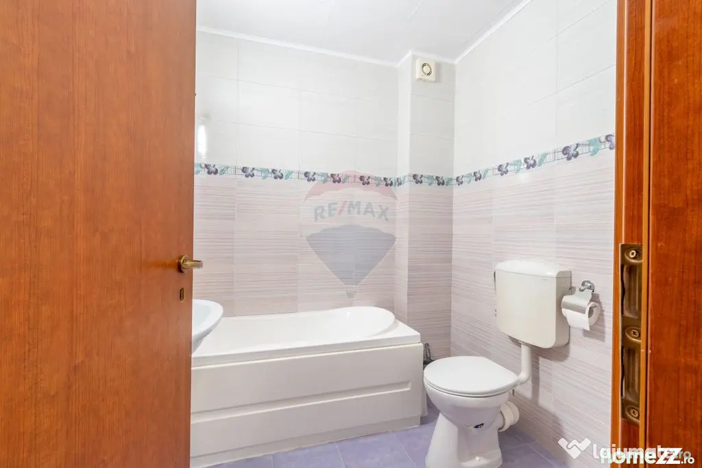 Apartament renovat cu 2 camere + loc de parcare de vanzar...
