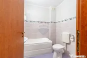 Apartament renovat cu 2 camere + loc de parcare de vanzar... 