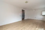 Apartament renovat cu 2 camere + loc de parcare de vanzar... 