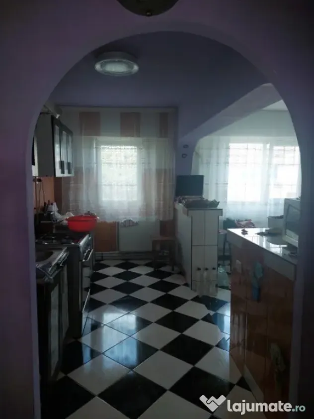 - Apartament 3 camere decomandat, zona Vidin.