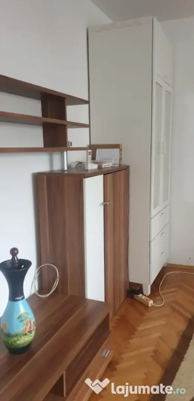 Închiriez Apartament 3 camere, poziționat excelent la metrou Lujerului