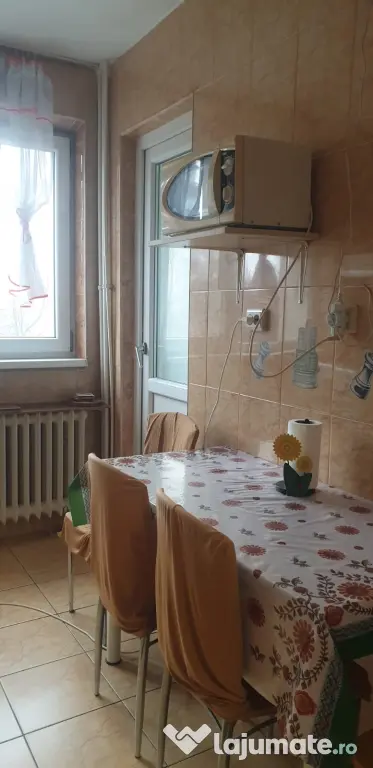 Închiriez Apartament 3 camere, poziționat excelent la metrou Lujerului