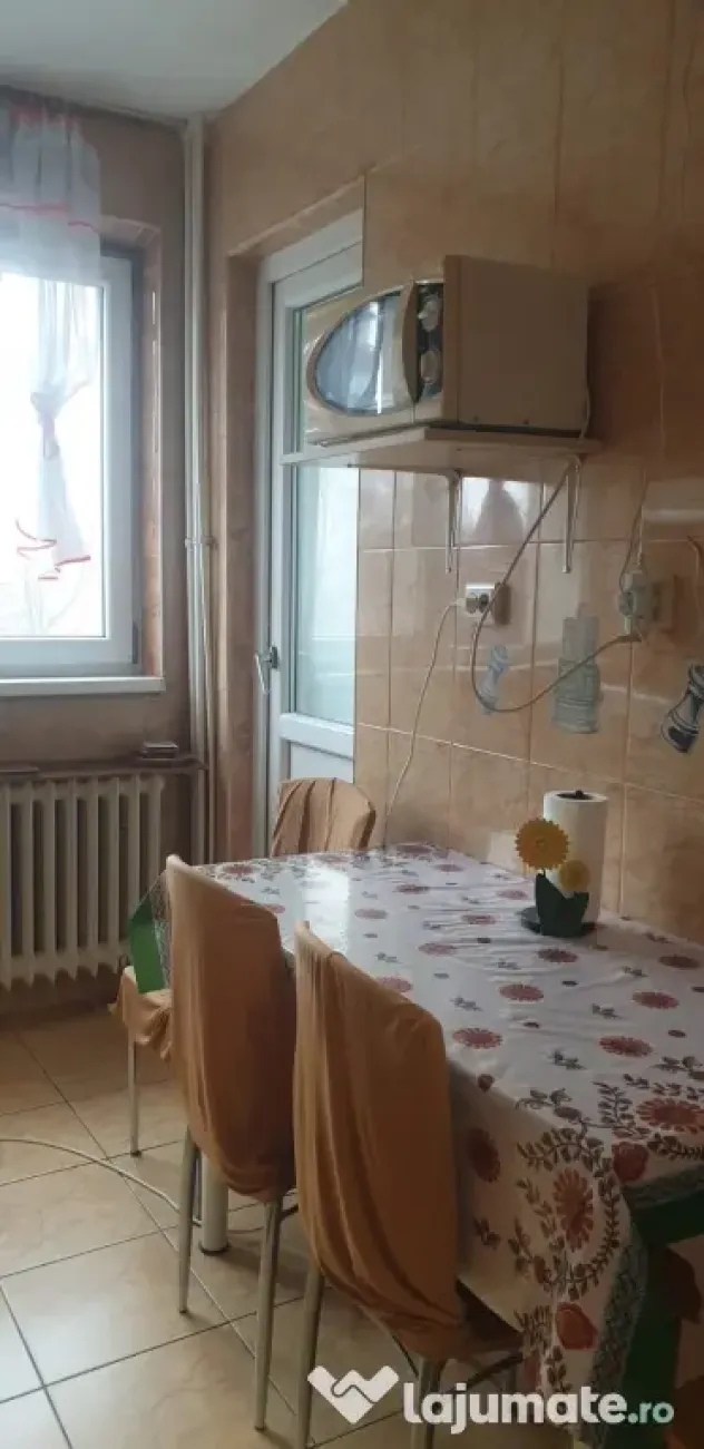 Închiriez Apartament 3 camere, poziționat excelent la metrou Lujerului