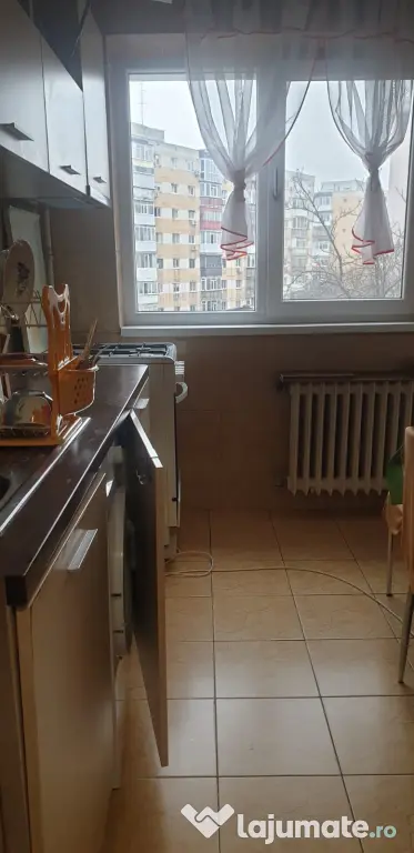 Închiriez Apartament 3 camere, poziționat excelent la metrou Lujerului