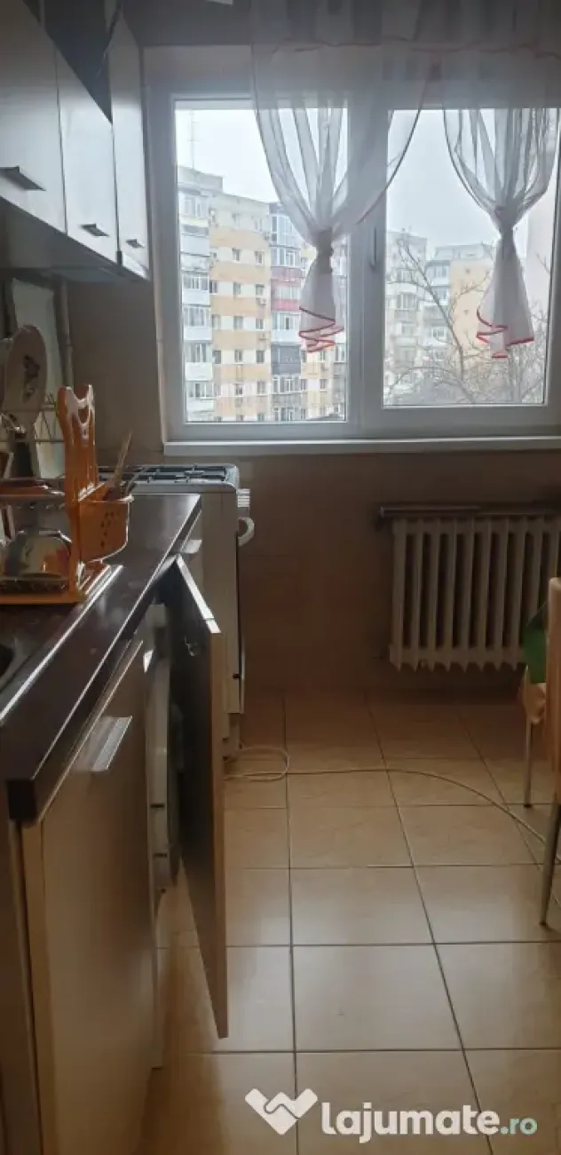 Închiriez Apartament 3 camere, poziționat excelent la metrou Lujerului