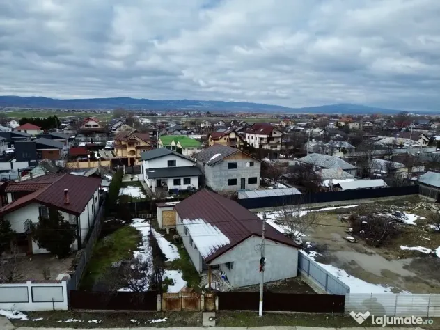 Casă cu 4 camere de vânzare