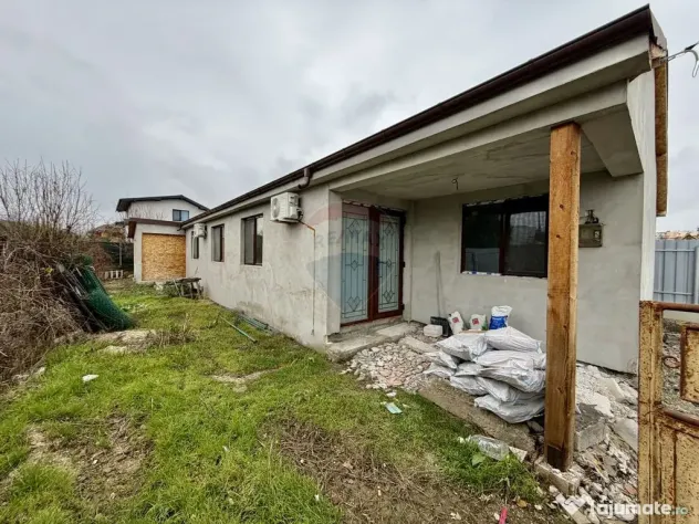 Casă cu 4 camere de vânzare