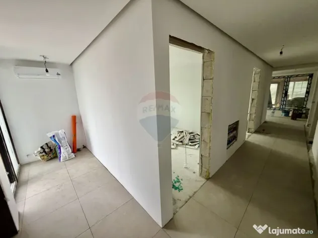 Casă cu 4 camere de vânzare