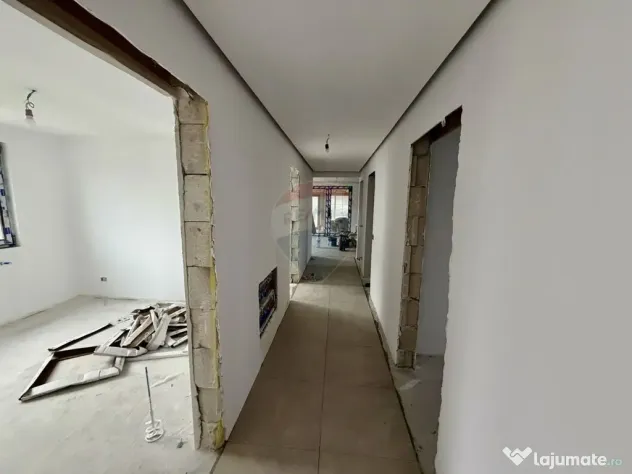 Casă cu 4 camere de vânzare