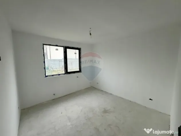 Casă cu 4 camere de vânzare