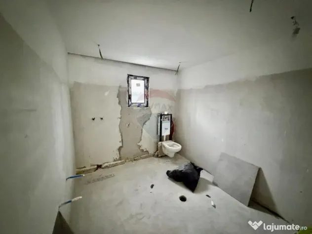 Casă cu 4 camere de vânzare