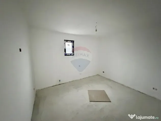 Casă cu 4 camere de vânzare