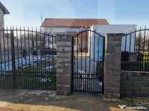 Vand casa la Poalele Viilor