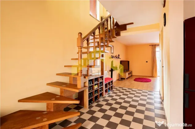 Casa cu etaj de Zimandu Nou