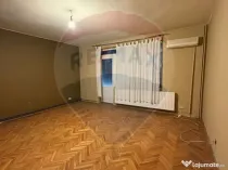 Apartament cu 3 camere la curte comuna, in zona Romanilor