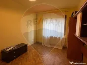 Apartament cu 3 camere la curte comuna, in zona Romanilor 