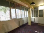 Apartament cu 3 camere la curte comuna, in zona Romanilor 