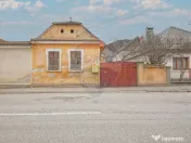 Teren intravilan 500 mp între case , construcție existe... 