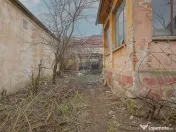 Teren intravilan 500 mp între case , construcție existe... 