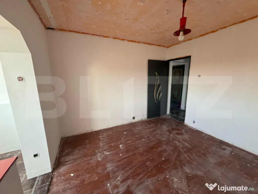 Apartament 3 camere, decomandat - zona Velenta