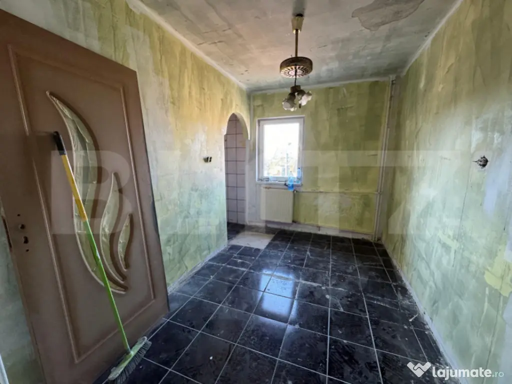 Apartament 3 camere, decomandat - zona Velenta