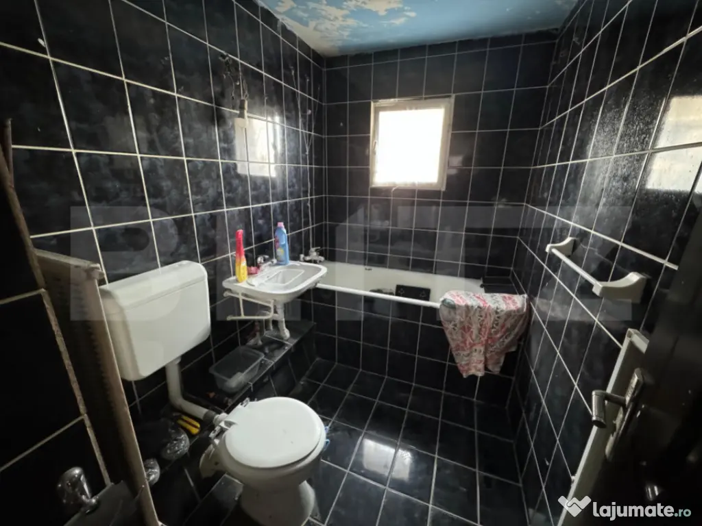 Apartament 3 camere, decomandat - zona Velenta