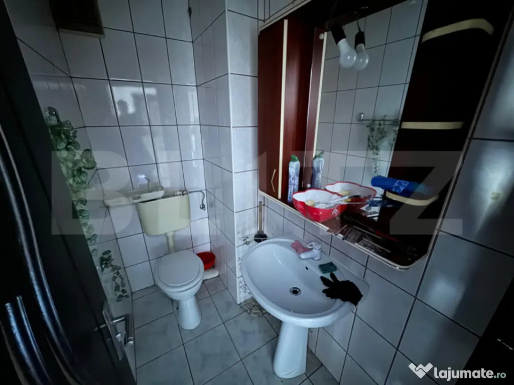 Apartament 3 camere, decomandat - zona Velenta